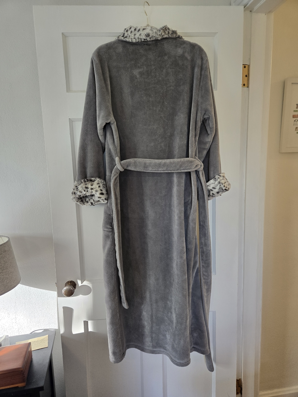Natori Light Gray Plush Robe with Spotted Trim - Picture 7 of 12